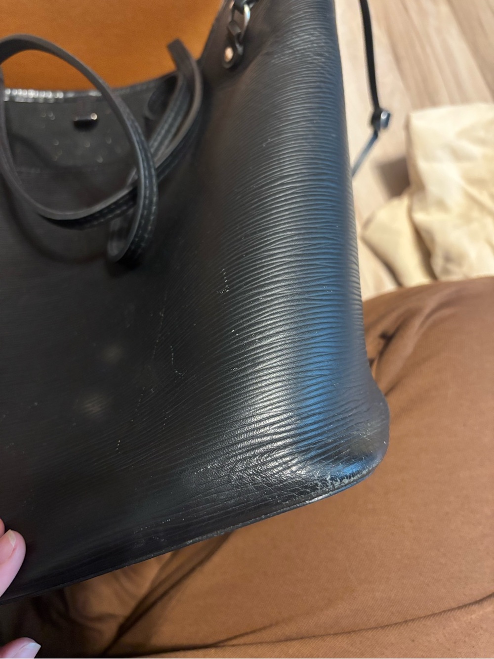 Louis Vuitton Neverfull MM Tote Bag in Black Epi Leather - Picture 7 of 15